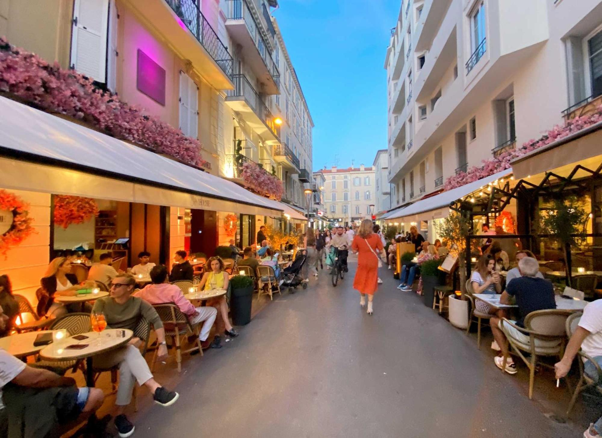Luxury Family 2Br - Prime Location, Walk To Beach & Shopping, Sunny Balcony - Totolulu Cannes Hoche Zewnętrze zdjęcie