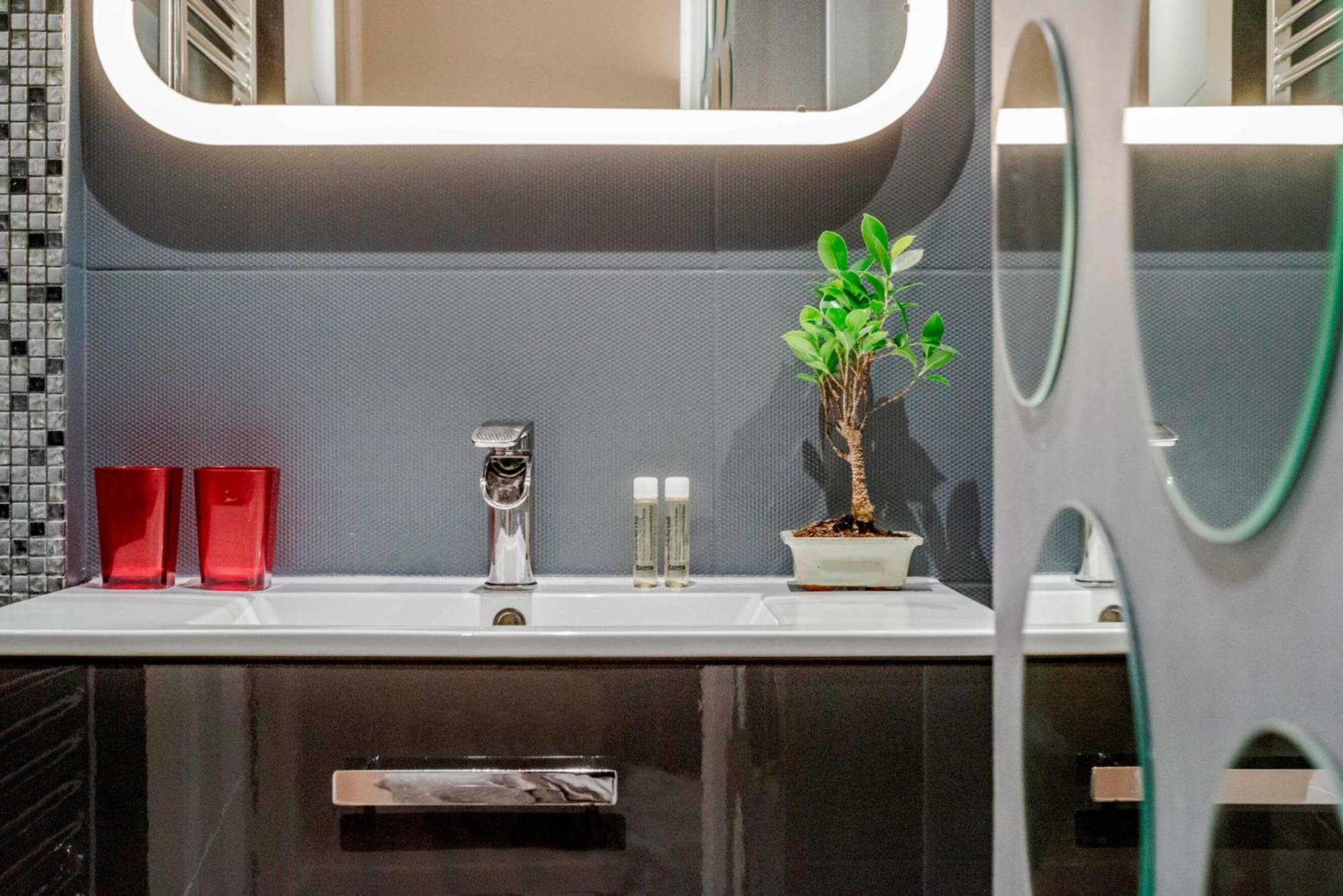Luxury Family 2Br - Prime Location, Walk To Beach & Shopping, Sunny Balcony - Totolulu Cannes Hoche Zewnętrze zdjęcie