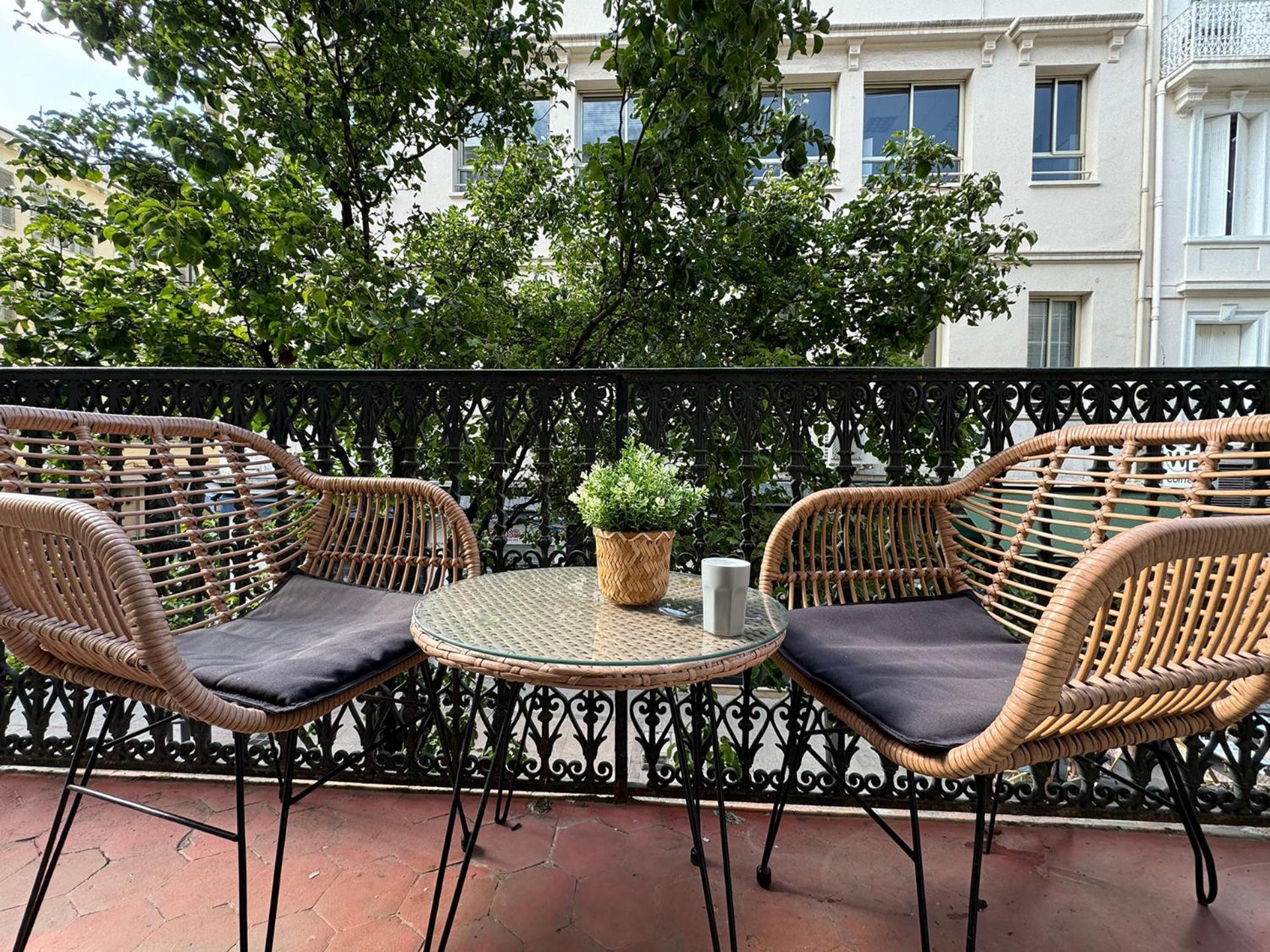Luxury Family 2Br - Prime Location, Walk To Beach & Shopping, Sunny Balcony - Totolulu Cannes Hoche Zewnętrze zdjęcie